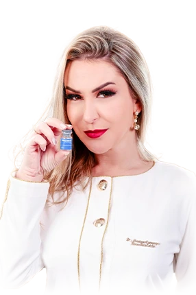 Monique Camargos aplicando tratamento